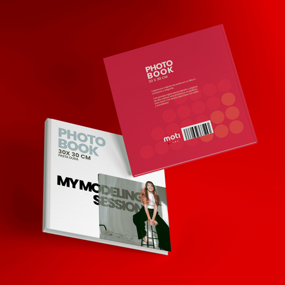 Photobook cuadrado de 30x30 cm con portada dura, impresión a color y 36 páginas en papel couché de alta calidad