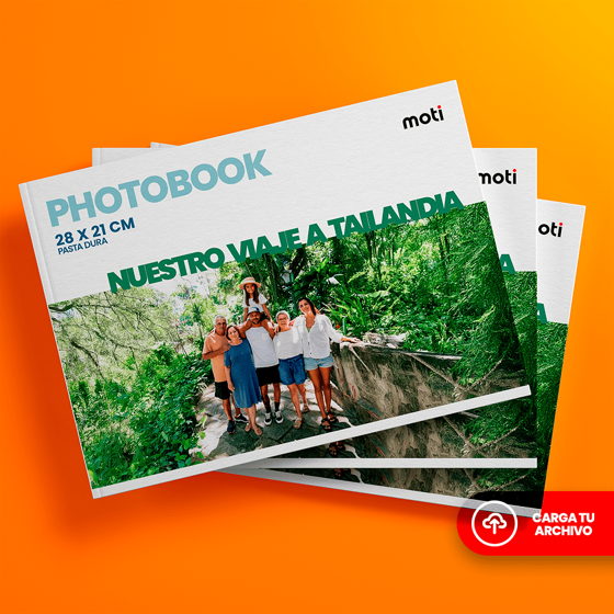 Photobook horizontal de 28x21 cm con portada dura, 36 páginas en papel couché y opción de cargar archivo personalizado
